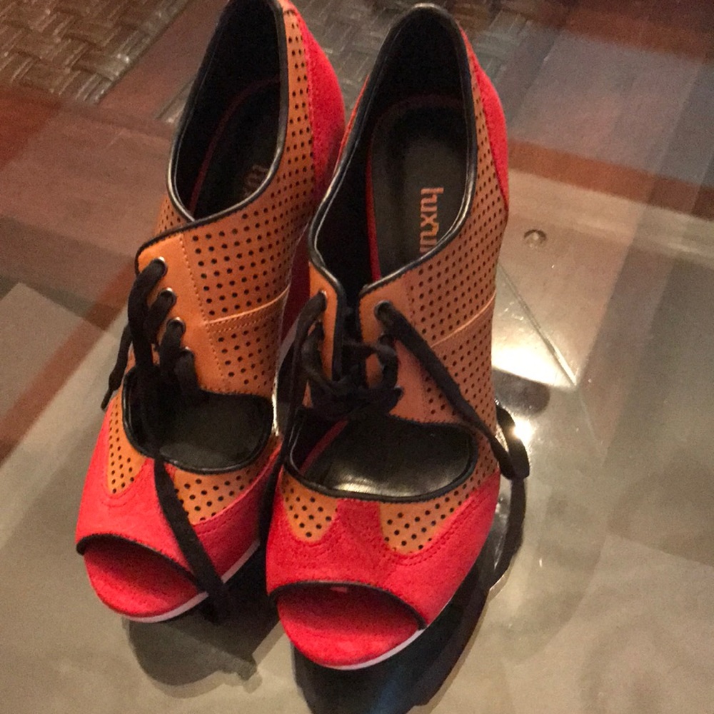 Wedge heel open toe shoes